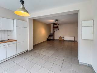 Dit gezellig appartement (58m2) is gelegen in het centrum van Diksmuide en bestaat uit:<br /><br />kelderberging.<br /><br />GELIJKVLOERS:<br />Gemeenschappelijke inkomhal en fietsenberging.<br /><br />VERDIEP 1: <br />Leefruimte met open ingerichte keuken.<br /><br />VERDIEP 2: <br />Nachthal - ruime slaapkamer - ingerichte badkamer met ligbad/douche, lavabomeubel en toilet.<br /><br />ALGEMEEN:<br />- Elektrische verwarming.<br />- Schrijnwerk: ALU, dubbele beglazing.<br />- Zeer centrale ligging, in de directe nabijheid van alle voorzieningen.<br />- Op wandelafstand van de Grote markt.<br />- Onmiddelijk vrij!<br />- Het appartemet werd recent volledig geschilderd.<br />- 12,5€/maand gemeenschappelijke kosten.<br /><br />Meer info op www.vastgoedvanoverschelde.be