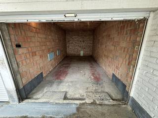 Deze afgesloten garagebox is gelegen in een afgesloten Residentie genaamd 'Flora' nabij de Zeedijk te Oostende-Mariakerke.Via een automatische poort...