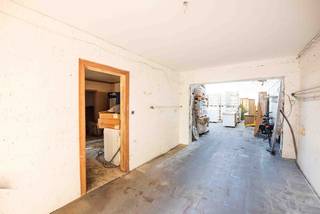<p>Op een <span><strong>uitstekende locatie, vlak bij de op- en afrit van de E17</strong></span>, bevindt zich deze veelzijdige loods van ongeveer <span><strong>240m²</strong></span>.<br />Vooraan het perceel bevindt zich een aantrekkelijk <span><strong>stuk bouwgrond</strong></span> dat tal van mogelijkheden biedt. Via een <span><strong>lange, private oprit</strong></span> bereikt u de achtergelegen loods, wat zorgt voor een rustige ligging en een <span><strong>efficiënte scheiding tussen de voorliggende bouwgrond en de loods</strong></span>.<br />De loods beschikt over een<span><strong> parking</strong></span> vooraan..</p>
<p>Met een ruime indeling en de potentie om aan te passen aan uw specifieke wensen, vormt dit magazijn een solide basis.<br />Meer info ? Contacteer Peter : 0496/176878</p>