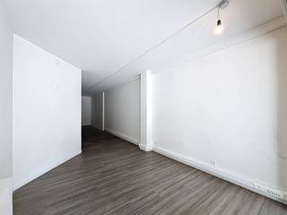 Espace de bureau à louer d'environ 62 m² dans le centre de Courtrai. Grâce à sa situation centrale, le bâtiment bénéficie d'une bonne visibilité et d'un accès facile. Spécifications :- installation sanitaire- coin cuisine- une vitrine spacieuseVous recherchez un bien immobilier commercial composé d'un bien commercial à louer dans un excellent emplacement à Courtrai ? N'hésitez pas à nous contacter au 056 21 11 11.