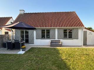 Charmante, instapklare vakantiewoning voor 5 personen op wandelafstand van zee en duinen<br />Op zoek naar een verzorgde en sfeervol ingerichte vakantiewoning aan de kust? Deze prachtig onderhouden woning in vakantiepark Zeewind II in Bredene biedt alles voor een ontspannen verblijf. Het park is rustig, groen en kindvriendelijk, met oog voor privacy en comfort. U geniet er van talrijke faciliteiten, zoals een bewaakt en verwarmd zwembad, tennisvelden, voetbal- en basketbalterreinen, een nieuwe speeltuin en een gezellig restaurant met zonneterras. <br />Deze visserswoning is ideaal als tweede verblijf voor het gezin of als interessante investering voor verhuur. Binnen vindt u een lichte leefruimte met open keuken, volledig uitgerust, een slaapkamer, inkomhal, badkamer en een apart toilet. Verwarming gebeurt via een moderne pelletkachel. Op de bovenverdieping bevindt zich een ruime master bedroom en een extra slaapplaats, perfect voor een familie of gasten.<br />De woning beschikt over een privatieve parkeerplaats op de centrale parking vlak voor het huisje. Een extra troef is de mooi aangelegde, volledig omheinde zuidgerichte tuin. Naast het zonnige terras aan de leefruimte is er ook een gezellig hoekterras met lounge, ideaal om tot ’s avonds van de zon te genieten. In de praktische buitenberging vindt u een was-droogcombinatie en een extra koelkast met diepvries.<br />Conforme electriciteitskeuring.<br />Asbestcertificaat: asbestveilig, geen asbest aanwezig.<br />Troeven:<br />•Instapklare vakantiewoning met 2 slaapkamers (5 slaapplaatsen)<br />•Op wandelafstand van strand, zee en duinen<br />•Zuidgerichte tuin met twee terrassen<br />•Privatieve parkeerplaats<br />•Toegang tot gemeenschappelijk verwarmd zwembad en speelzone<br />•Gelegen aan park Grasduinen met nieuw LAGO-subtropisch zwembad