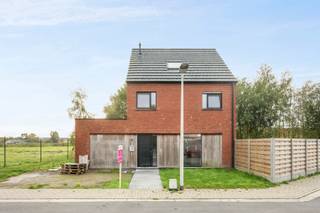 Deze alleenstaande nieuwbouwwoning (4 slpks) met tuin en garage is zeer rustig gelegen in Kortemark.<br /><br /><span>Deze woning is als volgt ingedeeld:</span><br /><span><span>Op het gelijkvloers:</span> inkomhal met apart toilet, lichtrijke leefruimte, geïnstalleerde open keuken, wasplaats, inpandige garage, zonnige tuin met landelijke verzicht.</span><br /><span><span>Op de eerste verdieping:</span> badkamer (lavabo, toilet en douche), 2 slaapkamers.<br /><span>Op de tweede verdieping:</span> 2 aparte bergingen en 2 slaapkamers.<br /><br /></span>De woning beschikt over 3 zonnepanelen, regenwaterput en 3 parkeerplaatsen.<br /><br /><span>PLUSPUNTEN:</span><br /><span>- EPC A</span><br /><span>- RUSTIG GELEGEN</span><br /><span>- ZONNIGE TUIN<br /></span>- INPANDIGE GARAGE