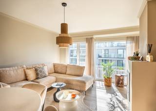 <p>Welkom in dit charmante appartement, gelegen op de vierde verdieping van de residentie Kennedy in het gegeerde Oostduinkerke. Met een bewoonbare oppervlakte van 70 vierkante meter biedt dit pand een gezellige en functionaliteit die ideaal is voor zowel verhuur als eigen gebruik. De centrale ligging en de nabijheid van zee maken het tot de perfecte uitvalsbasis voor wie zorgeloos wil genieten. <br /> </p>
<p>Dit appartement werd als volgt ingedeeld: inkomhal | zuidgerichte leefruimte uitgevend op zonnig balkon | open, volledig uitgeruste keuken | badkamer voorzien van inloopdouche en lavabo in meubel | afzonderlijk toilet | eerste ruime slaapkamer met ingemaakte kasten | tweede slaapkamer | berging. <br /><br />Privatieve kelder inbegrepen in de prijs! Gemeenschappelijke fietsenberging aanwezig.<br /><br />EPC label B = energiezuinig. De elektrische installatie werd conform gekeurd. <br /><br />Bent u op zoek naar een perfect afgewerkt appartement met centrale ligging in Oostduinkerke? Aarzel dan niet om ons te contacteren voor een bezichtiging aan deze buitenkans!</p>