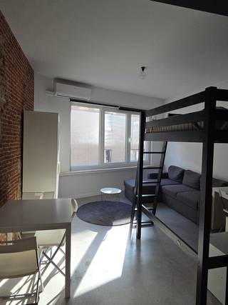 <div><strong>Stijlvolle en Instapklare Studio op Toplocatie in Hartje Antwerpen.</strong></div>
<div><span>Bent u op zoek naar een <strong>slimme investering</strong> of de ideale verblijfplaats voor een student in het bruisende centrum van Antwerpen? Zoek niet verder! Deze modern afgewerkte studio aan de Lange Nieuwstraat 141 biedt de perfecte combinatie van comfort, stijl en een onklopbare locatie.</span></div>
<div></div>
<div>Hoogtepunten van de Studio:</div>
<ul>
<li><span><strong>Slimme Indeling:</strong><span> </span>Dankzij de strategische plaatsing van een<span> </span><strong>hoogwaardige hoogslaper</strong><span> </span>wordt de bewoonbare oppervlakte optimaal benut. Onder het bed is ruimte gecreëerd voor een functionele werkplek en extra opbergruimte.</span></li>
<li><span><strong>Licht &amp; Ruimte:</strong><span> </span>De studio geniet van een aangename lichtinval en een open gevoel. De witte muren in contrast met de zwarte accentwand van de keuken zorgen voor een eigentijdse, loft-achtige uitstraling.</span></li>
<li><span><strong>Volledig Uitgerust:</strong><span> </span>Voorzien van een eigen, moderne kitchenette met kookplaat en combi-oven. De cozy badkamer is uitgerust met een eigen douche en toilet voor optimaal comfort.</span></li>
<li><span><strong>Buitenruimte:</strong><span> </span>De studio beschikt over toegang tot een gezellig terras/buitenruimte, een zeldzame troef in de binnenstad.</span></li>
</ul>
<div></div>
<div>Toplocatie: Lange Nieuwstraat 141, 2de verdieping</div>
<div>Gelegen in de felbegeerde<span> </span><strong>studentenbuurt</strong><span> </span>rond de Stadscampus van de Universiteit Antwerpen en de nieuwe <strong>KdG hogeschool</strong> om de hoek.</div>
<ul>
<li><span><strong>Alles binnen handbereik:</strong><span> </span>Op wandelafstand van de Meir, de Sint-Jacobskerk en talloze hippe koffiebars en restaurants.</span></li>
<li><span><strong>Uitstekende bereikbaarheid:</strong><span> </span>Vlotte verbinding met het openbaar vervoer en op korte afstand van Antwerpen-Centraal.<br /></span></li>
<li><strong><span>Op de tweede verdieping: </span></strong><span>Inpandig gelegen en dus energetisch interessant. Dankzij de tweede verdieping ook rust gelegen met meer licht inval.</span></li>
<li><strong><span>Extra troef:</span></strong><span> De straat wordt momenteel volledig vernieuwd met het openbaarvervoer voor de deur en wordt midden 2026 volledig gebruiksklaar verwacht!</span></li>
</ul>
<div></div>
<div>Waarom investeren?</div>
<div>Deze studio maakt deel uit van een charmant pand dat zeer geliefd is bij studenten. Met een gemiddelde huurprijs voor studio's in Antwerpen rond de €650 (exclusief kosten) biedt dit object een<span> </span><strong>solide rendement</strong>. Bovendien zijn studentenverblijven onder bepaalde voorwaarden vrijgesteld van de belasting op tweede verblijven.</div>
<div><strong>Grijp deze kans en plan vandaag nog uw bezoek aan deze parel in het hart van de stad!<br /><br /></strong><span>Voor meer info of een afspraak ter plaatse contacteer Wim via wim@reds.be of +32 484 22 07 40</span><strong><br /></strong></div>