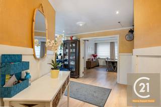 <p>Ontdek dit uitzonderlijk ruime appartement op de eerste verdieping, ideaal voor wie op zoek is naar comfort, licht en veel leefruimte. Met zijn royale indeling en vier volwaardige slaapkamers biedt dit pand alle troeven van een echte gezinswoning, gecombineerd met het gemak van een appartement — en dat <strong>zonder gemeenschappelijke kosten</strong>.</p>
<p>Bij het betreden van het appartement valt meteen de grote inkomhal van 17 m² op, die een aangename en open sfeer creëert. De leefruimte is verdeeld in een gezellige salon van 22 m² en een lichtrijke woonkamer van 28 m², perfect voor wie houdt van ruimte en gezelligheid. Aansluitend bevindt zich een zeer ruime keuken van maar liefst 24 m², waar voldoende plaats is voor een grote eettafel en waar koken een echt plezier wordt.</p>
<p>Langs beide kanten van het appartement zijn er terrassen met een totale oppervlakte van 9 m², ideaal om te genieten van een kop koffie in de ochtendzon of een ontspannend moment in de avond. Dankzij de grote ramen en de doordachte indeling baadt het hele appartement in natuurlijk licht, wat zorgt voor een warme en uitnodigende leefomgeving.</p>
<p>De ligging is nog een extra troef: het appartement bevindt zich <strong>slechts op 300 meter van het treinstation van Vilvoorde</strong>, waardoor je vlot toegang hebt tot openbaar vervoer en het centrum van Brussel in enkele minuten bereikt. Scholen, winkels en alle dagelijkse voorzieningen liggen bovendien op wandelafstand.</p>
<p>Kortom, dit instapklare appartement biedt uitzonderlijk veel ruimte, comfort en een toplocatie — ideaal voor een groot gezin of wie op zoek is naar een aangenaam en praktisch wooncomfort in hartje Vilvoorde.</p>