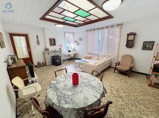 Ruime woning met veel potentieel!Dit voormalige handelspand met woning biedt enorm veel ruimte en mogelijkheden voor grote gezinnen of mensen die op...