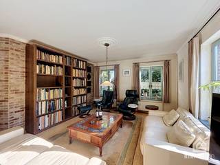 <strong>PLUSPUNTEN:</strong><br />+ perceeloppervlakte: 890 m²<br />+ bewoonbare oppervlakte: 195 m²<br />+ 4 slaapkamers (1 gelijkvloers)<br />+ dubbele inpandige garage<br />+ statige, charmate uitstraling<br />+ rustige ligging<br />+ vlak bij Nederlandse grens<br /><br /><strong>ALGEMEEN:</strong><br />Op een mooie en rustige locatie in Hamont bevindt zich deze bijzonder charmante en statige gezinswoning. De woning combineert een karaktervolle uitstraling met een aangename ruimte en biedt dankzij haar ruime perceel van 890 m² en circa 195 m² bewoonbare oppervlakte heel wat mogelijkheden voor wie op zoek is naar een fijne gezinswoning met een royale buitenruimte.<br /><br />Via de ruime inkomhal kom je rechtstreeks in de leefruimte, die het hart van de woning vormt. Vanuit de inkomhal is er daarnaast toegang tot de bureau, die dankzij zijn ligging en formaat ook perfect als slaapkamer op het gelijkvloers kan worden ingericht, en tot het gastentoilet. De leefruimte sluit aan op de open keuken, waardoor een aangename verbinding ontstaat tussen de verschillende leefgedeeltes.<br /><br />Aansluitend bevinden zich de praktische wasberging en de dubbele inpandige garage, wat zorgt voor extra bergruimte en comfort in het dagelijkse leven.<br /><br />Op de eerste verdieping bevindt zich de nachthal met drie slaapkamers, een extra berging en kastruimte. Ook hier zijn een apart toilet en een badkamer aanwezig. In totaal beschikt de woning over vier slaapkamers, wat voldoende ruimte biedt voor een gezin, thuiswerk of een hobbyruimte.<br /><br />Een absolute troef is het ruime perceel waarop de woning gelegen is. Met maar liefst 890 m² biedt de tuin heel wat mogelijkheden om een aangename buitenomgeving te creëren waar kinderen kunnen spelen, familie en vrienden kunnen samenkomen of waar je eenvoudigweg in alle rust van de omgeving kunt genieten.<br /><br />De ligging in Hamont maakt het geheel extra interessant. Hamont-Achel staat bekend om zijn groene en rustige karakter, terwijl je toch geniet van een vlotte bereikbaarheid van winkels, scholen, horeca en andere dagelijkse voorzieningen. Bovendien ligt de woning vlak bij de Nederlandse grens, waardoor ook Nederland vlot bereikbaar is. De combinatie van de rustige woonomgeving, de ruimte en de nabijheid van zowel het centrum als de grens maakt dit een aantrekkelijke locatie voor wie rustig wil wonen zonder zich afgelegen te voelen.<br /><br />Deze karaktervolle woning biedt dankzij haar statige uitstraling, royale perceel, vier slaapkamers en flexibele indeling een mooie basis voor wie op zoek is naar een ruime gezinswoning met karakter en mogelijkheden.<br /><br /><strong>INDELING:</strong><br />+0: inkomhal, bureau (gelijkvloerse slaapkamer), toilet, leefruimte met open keuken, wasberging, dubbele garage<br />+1: nachthal, 3 slaapkamers, berging, kastruimte, toilet, badkamer<br /><br /><strong>FINANCIERING:</strong><br />Een succesvolle vastgoedtransactie begint met een goede voorbereiding. Wij adviseren kandidaat-kopers om hun financiële mogelijkheden tijdig in kaart te brengen, zodat zij met de nodige zekerheid en vertrouwen kunnen handelen wanneer de juiste opportuniteit zich aandient.<br /><br /><strong>VERKOPEN OF VERHUREN MET EEN STRATEGISCHE AANPAK?</strong><br />Dankzij het vertrouwen van onze klanten en onze sterke marktpositie zijn wij voortdurend op zoek naar kwalitatieve eigendommen. Overweegt u te verkopen of te verhuren? Ontdek vrijblijvend onze persoonlijke aanpak en hoe wij uw eigendom optimaal positioneren om de juiste doelgroep te bereiken.<br /><br /><strong>ALS EERSTE OP DE HOOGTE VAN NIEUW AANBOD:</strong><br />De beste eigendommen worden vaak gevonden vóór ze breed beschikbaar zijn. Schrijf u vrijblijvend in via onze website en ontvang nieuw aanbod dat aansluit bij uw wensen en zoekcriteria.<br /><br /><strong>UW VASTGOED, ONZE EXPERTISE:</strong><br />Elke eigendom verdient een persoonlijke strategie. Met een combinatie van marktkennis, professionele presentatie, actieve klantenbenadering en een sterk netwerk begeleiden wij onze klanten naar een succesvol resultaat.<br /><br /><strong>PERSOONLIJKE SERVICE, PROFESSIONELE BEGELEIDING:</strong><br />Een vastgoedbeslissing vraagt een doordachte aanpak. Ons ervaren team staat klaar om u persoonlijk te adviseren en te begeleiden bij elke stap. Contacteer ons via +32 89 87 03 67 of via info@immosign-plus.be.