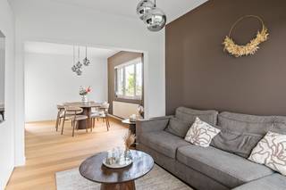 Op een uitstekende locatie in Sint-Katelijne-Waver bevindt zich deze ruime, volledig gerenoveerde woning met een bewoonbare oppervlakte van ca. 224 m², gelegen op een zuidgericht perceel van 731 m². De woning dateert van 1952 en werd in 2014 volledig gerenoveerd, waardoor ze vandaag een aangename combinatie biedt van ruimte, comfort en karakter. Bovendien geniet de woning van een bijzonder gunstige ligging, met het centrum van Sint-Katelijne-Waver , verschillende scholen en openbaar vervoer in de nabije omgeving. Ook de E19 is vlot bereikbaar, wat zorgt voor een uitstekende verbinding richting Antwerpen, Brussel en Mechelen. <br /><br />Via de inkomhal betreden we de woning. De prachtige en bijzonder lichtrijke leefruimte biedt dankzij de grote raampartijen veel natuurlijke lichtinval en beschikt over een mooie parketvloer, wat zorgt voor een warme en aangename sfeer. Aansluitend bevindt zich de keuken, uitgerust met de voornaamste toestellen waaronder een inductiekookplaat, koelkast, diepvries en vaatwasser. Op het gelijkvloers bevindt zich tevens een ruime kamer die momenteel perfect dienst kan doen als bureau, hobbyruimte of extra slaapkamer. Verder beschikt deze verdieping over een ruime berging en toegang tot de deels onderkelderde ruimte.<br /><br />Op de eerste verdieping geeft de nachthal toegang tot drie ruime slaapkamers, waarvan de master bedroom met dressing. Verder vindt u hier de badkamer, uitgerust met een inloopdouche, ligbad, toilet en dubbele lavabo. Op de tweede verdieping bevindt zich een zeer ruime en volledig afgewerkte zolderverdieping, die tal van mogelijkheden biedt en perfect kan worden ingericht als extra slaapkamer, hobbyruimte of polyvalente ruimte.<br /><br />Buiten geniet u van een zuidgerichte tuin, waar u dankzij de gunstige oriëntatie optimaal van de zon kunt genieten. Daarnaast beschikt de woning over een ruime carport met plaats voor twee wagens, voorzien van een laadpaal. De aanwezigheid van 12 zonnepanelen zorgt bovendien voor een interessante energiezuinigheid. De elektrische installatie is volledig conform.<br /><br />Dit is een uitstekende opportuniteit als u op zoek bent naar een ruime, volledig gerenoveerde gezinswoning met vier tot vijf slaapkamers en een zuidgerichte tuin. Contacteer ons voor meer informatie op 0473 27 88 57 of neem een kijkje op www.boonstravastgoed.be.<br /><br />Bijzonderheden:<br />4 ruime slaapkamers<br />Zeer ruime, volledig afgewerkte zolder<br />Carport voor 2 wagens met laadpaal<br /> 