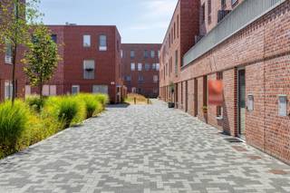 <p><span>Recente BEN woning in centrum Oudenaarde met 4 slaapkamers.</span></p><p><span> </span></p><p><span>INDELING</span></p><p><span> </span></p><p><span>Je komt de woning, gelegen op de </span><span>SAFFROU site</span><span>, binnen langs de inkomhal met ingebouwde kasten en gastentoilet.</span></p><p><span>De living heeft een open keuken voorzien van alle comfort (kwarts werkblad,oven, microgolfoven, vaatwasmachine...)</span></p><p><span>Op de eerste verdieping zijn er 2 slaapkamers (1 slaapkamer met ingebouwde kasten) over en een badkamer met bad,douche en toilet. Vooraan deze verdieping heb je ook nog een terras.</span></p><p><span>Op de tweede verdieping kan je de derde en vierde slaapkamer terugvinden.</span></p><p><span>De woning heeft een aangename stadstuin met achteraan een afgesloten tuinberging met toegangspoortje tot het fietspad.</span></p><p><span> </span></p><p><span>TECHNISCH</span></p><p><span> </span></p><p><span>De elektriciteit in de woning is conform.</span></p><p><span>Heel gunstig epc.</span></p><p><span>Alle kamers zijn voorzien van screens op zonne energie.</span></p><p><span>Verwarming via warmtepomp (lucht/water) en vloerverwarming.</span></p><p><span>Vloerkoeling aanwezig.</span></p><p><span>IVLA containerpark op de site</span></p><p><span>6 zonnepanelen</span></p><p><span>ventilatiesysteem</span></p><p><span>Zonneluifel over het ganse terras.</span></p><p><span>REgenwaterput van 5000l</span></p><p><span> </span></p><p><span>LIGGING</span></p><p><span> </span></p><p><span>Gelegen in een rustige en kindvriendelijke omgeving.</span></p><p><span>Vlak in het centrum van Oudenaarde, dichtbij scholen, winkels en het station.</span></p><p><span> </span></p><p><span>PRAKTISCH</span></p><p><span> </span></p><p><span>Voor meer info en/of afspraak bel Eefje van Immo D'hondt 0498 88 88 89.</span></p><p><span> </span></p><p><span> </span></p>