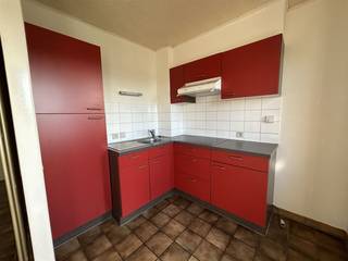 <p><span>Gezellig appartement met 1 slaapkamer, terras en kelderberging.</span><span> </span></p><p><span> </span></p><p><span>ALGEMEEN:</span></p><p><span>- appartement gelegen op de tweede verdieping (geen lift aanwezig).</span></p><p><span>- verwarming: aardgas.</span></p><p><span>- houten ramen met dubbele beglazing.</span></p><p><span>- geen gemeenschappelijke kosten.</span></p><p><span>- gelegen nabij het centrum.</span></p><p><span> </span></p><p><span>INDELING:</span></p><p><span> </span></p><p><span>- Leefruimte voorzien van een zithoek met open keuken.</span></p><p><span>- Keuken voorzien van spoelbak, keramische kookplaat en dampkap.</span></p><p><span>- </span><span>Slaapkamer met aansluitende dressing.</span></p><p><span>- Badkamer voorzien van aansluiting voor wasmachine, ligbad, wastafel en toilet.</span></p><p><span>- Terras.</span></p><p><span>- Berging.</span></p><p><span> </span></p><p><span>Vrij per 01/10/2026</span><span>.</span></p>