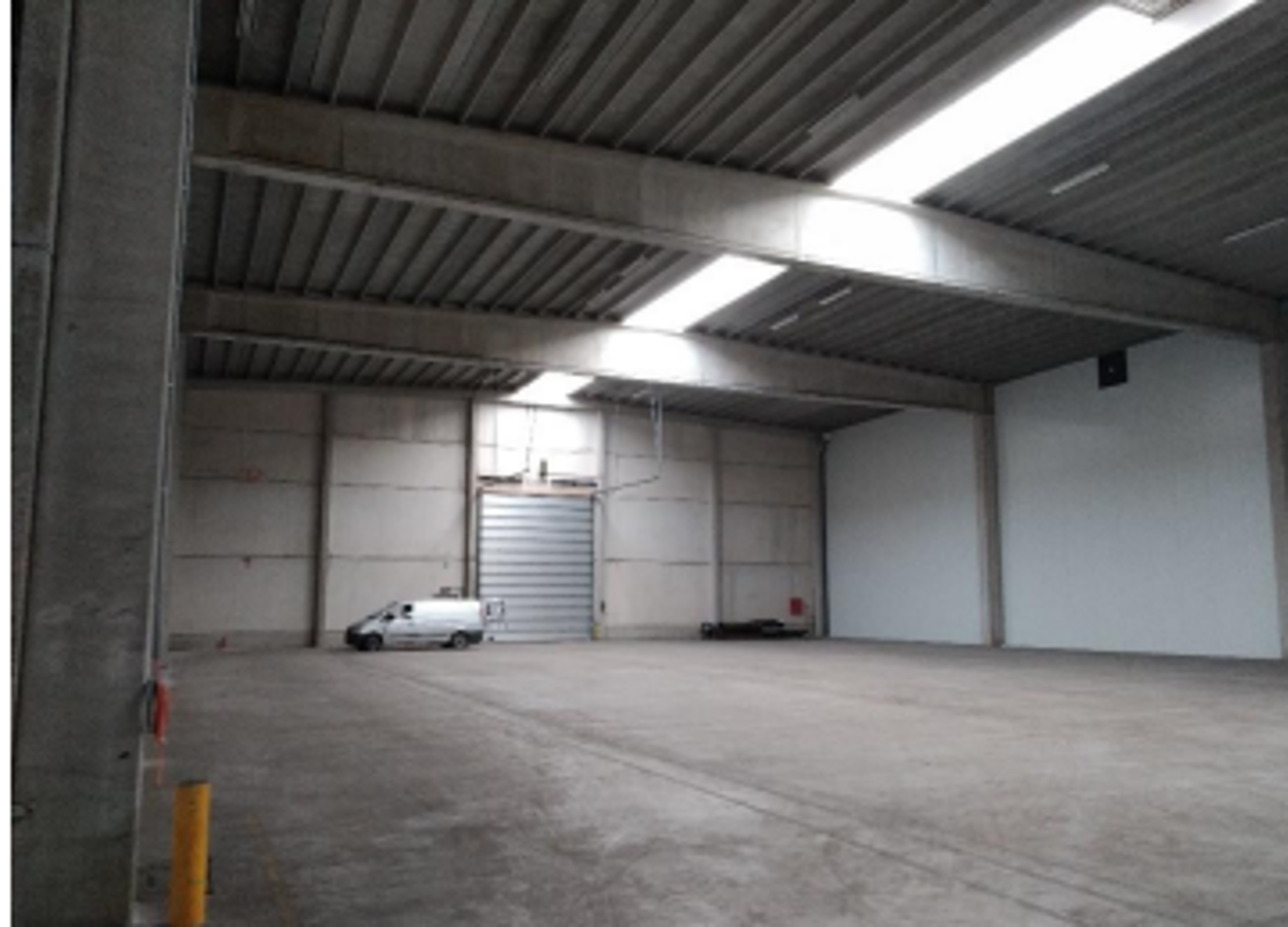 Ruim magazijn met kantoren, laadkade en parkeergelegenheid te huur in Kapellen - foto 1