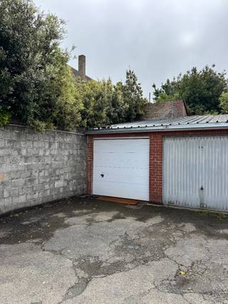 Op wandelafstand van de vismijn en de Grote Markt van het centrum Nieuwpoort-stad vinden we deze garage terug.Deze garage is vrij vanaf 1/08/2026,...
