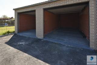 Gesloten garagebox met automatische poort. Verlichting en stopcontact aanwezig. Maandelijkse huurprijs: €120 inclusief gemeenschappelijke...