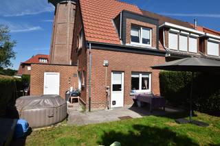 Century21 ImmoNero stelt voor: Zeer gunstig en rustig gelegen, in een woonerf zonder doorgaand verkeer en op wandelafstand van bushalte, vindt u deze gezellige en zonnige 3 gevel woning op 1 km van het centrum, met : Inkom met trap, aangename living van 26m², half-ingerichte keuken met kookplaat en dampkap van 9m² en een WC, Garage voor 1 wagen met ruimte voor een wasmachine. Verdiep 2 slaapkamers van 12m² en 13m² en een doucheruimte met WC, Bureau van 12m² op zolderverdieping, kelder 15m². Zeer aangenaam tuintje !De verwarming en elektriciteit werden vernieuwd in 2023. De huur bedraag 1380€ + 20€ waarborg voor onderhoud van de tuin. VRIJ op 1 augustus 2026.