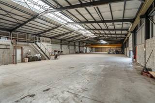 Zoek je de ideale uitvalbasis met maximale opslagcapaciteit en extra buitenruimte? Deze multifunctionele industriehal van 451 m² biedt met zijn indrukwekkende vrije hoogte van 8 meter én privatief buitenterrein van 250 m² alle ruimte en flexibiliteit die een moderne onderneming nodig heeft.<br /><br />Gelegen in een dynamische en goed bereikbare zone voor ambachtelijke bedrijven en KMO’s, is dit de perfecte plek om jouw activiteiten efficiënt uit te voeren en verder te laten groeien.<br /><br />Troeven van het pand:<br />Maximale stapelruimte: Dankzij de vrije hoogte van 8 m benut je de beschikbare vloeroppervlakte optimaal via hoogbouwstellingen of een eventuele tussenvloer (mezzanine).<br />Privatief buitenterrein (250 m²): Uitstekend geschikt voor buitenopslag, het parkeren van bedrijfswagens/bestelwagens of als vlot manoeuvreerterrein voor laden en lossen.<br />Strategische ligging: Gelegen op een goed bereikbaar bedrijventerrein (KMO-zone) met vlotte verbindingen naar belangrijke invals- en snelwegen.<br />Multifunctioneel: Ideaal voor opslag, logistiek, lichte productie, werkplaats of ambachtelijke activiteiten.<br />Optimale toegankelijkheid: Uitgerust met een ruime, hoge poort die naadloos aansluit op het buitenterrein.<br /><br />Specificaties:<br />Binnenoppervlakte: 451 m²<br />Vrije hoogte: 8 meter<br />Buitenterrein: 250 m² (privatief)<br />Bestemming: KMO-zone / Ambachtelijke bedrijven<br />Beschikbaarheid: In overleg / Onmiddellijk<br />Toegang: Hoge automatische sectiepoort + aparte loopdeur<br /><br />Interesse of een bezoek inplannen?<br /><br />Grijp deze kans om jouw onderneming te vestigen op een veelzijdige toppositie met extra opslagvolume. Neem vandaag nog contact met ons op voor meer informatie of om een bezichtiging in te plannen!.<br /><br />Brandverzekering en OV ten laste van huurder.
