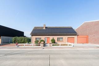 <p><strong>Te koop: zeer ruime gezinswoning met vijf slaapkamers, tuin en dubbele garage in Sint-Eloois-Vijve.</strong></p>
<p><br />Zoekt u een woning waar het hele gezin ruimte heeft? Deze woning biedt vijf slaapkamers, een zonnige tuin en garageruimte voor meerdere wagens. Met een slaapkamer en badkamer op het gelijkvloers kunt u hier ook gelijkvloers wonen. Winkels, scholen en openbaar vervoer liggen vlakbij, en dankzij de zonnepanelen houdt u de energiekosten onder controle.</p>
<p><br /><strong>Indeling:</strong></p>
<ul><li><strong>Gelijkvloers:</strong> ruime inkomhal met gastentoilet, lichtrijke living met eetplaats, vernieuwde keuken met zithoek, slaapkamer met eigen badkamer en toilet</li><li><strong>Eerste verdieping:</strong> vier grote slaapkamers, ruime overloop met mogelijkheid tot een extra slaapkamer, berging, apart toilet en een ruimte waar alles voorzien is voor een badkamer</li><li><strong>Kelder:</strong> extra opbergruimte</li><li><strong>Garages:</strong> inpandige garage met wasplaats, plus een aanpalende extra ruime garage voor twee à drie wagens</li></ul>
<p><strong>Troeven:</strong></p>
<ul><li>Vijf slaapkamers, met ruimte voor een zesde</li><li>Gelijkvloers wonen mogelijk dankzij de slaapkamer en badkamer beneden</li><li>Vernieuwde keuken</li><li>Zonnepanelen</li><li>Zonnige tuin met tuinhuis</li><li>Garageruimte voor drie à vier wagens</li><li>Centrale ligging, vlak bij winkels, scholen en openbaar vervoer</li></ul>
<p><br /><strong>Interesse of een bezoek plannen?</strong> Contacteer Sofie Bossuyt van ERA Bossuyt via 0474 22 21 82 of sofie@immobossuyt.be.</p>