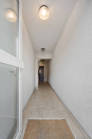 <p>OP ONZE WEBSITE KAN U ALLE FOTO'S, DE VOLLEDIGE BESCHRIJVING EN DE DOCUMENTEN TERUGVINDEN<br /><br />Het gebouw bestaat uit drie ruime appartementen van elk ca. 99 m², aangevuld met een gemeenschappelijke garage en een binnenplaats op het gelijkvloers.</p>
<p>Dankzij de gunstige ligging geniet je van een vlotte verbinding naar de stad, omliggende gemeenten en de haven van Antwerpen. Winkels, scholen en openbaar vervoer bevinden zich op wandelafstand, met ook enkele groenzones in de buurt.</p>
<p><strong><u>Indeling:</u></strong></p>
<p>- Gelijkvloers: 2 inpandige staanplaatsen en een ruime binnenplaats (mogelijkheid tot plaatsen garages)</p>
<p>- 1e verdieping: 2 slpk – verhuurd – EPC label C, score 218 kWh/m² jaar</p>
<p>- 2e verdieping: 2 slpk – verhuurd – EPC label A, score 97 kWh/m² jaar</p>
<p>- 3e verdieping: 2 slpk– verhuurd – EPC label B, score 125 kWh/m² jaar</p>
<p><strong><u>Verhuur:</u></strong></p>
<p>Alle units zijn verhuurd aan correct betalende huurders. Huurprijzen worden op aanvraag meegedeeld.</p>
<p><strong><u>Technisch:</u></strong></p>
<p>- dak vernieuwd en geïsoleerd (Pirotherm, 19 cm)</p>
<p>- PVC-ramen met dubbele beglazing</p>
<p>- Verwarming via niet-condenserende gasketels<br /><br />Voor meer info of een bezoek ter plaatse kan u vrijblijvend contact opnemen met Stephanie via stephanie@reds.be of telefonisch op 0476/90 95 94</p>
<p></p>