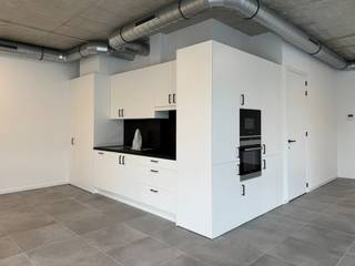 Are you looking for a practical and centrally located office space in the Leuven area? Then this ready-to-use office space of approximately 100 m² in Celestijnenlaan in Heverlee is exactly what you are looking for.<br /><br />This office space is ideal for freelancers, small businesses, or service companies and has the following advantages:<br /><br />- Fully equipped kitchen – including hob, oven, microwave, fridge, and storage space.<br />- Convenient storage room with necessary technical equipment – perfect for archives or extra storage.<br />- Shower room with shower, sink, and toilet – comfortable and practical, especially for long working days or sporty employees.<br />- Light and open character – large windows provide plenty of natural daylight.<br />- Central location – located along major access roads with easy connections to Leuven center, the E40, and the E314.<br /><br />This location combines the tranquility of Heverlee with excellent accessibility. There are also several parking options available in the building. In addition, there is also a bicycle parking provided.<br /><br />Need an additional meeting room? You can also rent the garden pavilion.<br /><br />Interested? Contact us today for more information or to schedule a viewing.