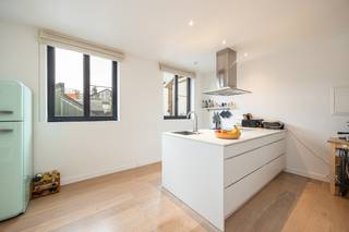 Op een uitstekende ligging, pal tussen het bruisende Eilandje en de Paardenmarkt, bevindt zich dit lichtrijke appartement op de derde verdieping van een verzorgd gebouw aan de Stijfselstraat 27. U woont hier op wandelafstand van gezellige restaurants, cafés, winkels en culturele hotspots, in één van de meest gegeerde buurten van Antwerpen.<br /><br />Het appartement combineert comfort en sfeer op een harmonieuze manier. De ruime woonkamer met airconditioning geniet van veel natuurlijk licht dankzij de grote raampartijen met HR-glas en PVC-profielen. De open keuken sluit naadloos aan op de leefruimte. Verder beschikt het appartement over twee volwaardige slaapkamers en een praktische, aangename indeling.<br /><br />Doorheen het volledige appartement ligt een stijlvolle parketvloer die zorgt voor een warme uitstraling. Ook op energetisch vlak scoort deze woning uitstekend: het dak (12 cm) en de gevel (8 cm) zijn grondig geïsoleerd met PUR/PIR en de verwarming gebeurt via een condenserende ketel. Dit resulteert in een gunstig EPC-label B, goed voor energiezuinig en kostenbewust wonen.<br /><br />Extra troeven zijn de conforme elektriciteit, de afwezigheid van asbest en de lage gemeenschappelijke kosten van slechts €25 per maand, inclusief brandverzekering van het gebouw en een gemeenschappelijke reserve.<br /><br />Met een vraagprijs van €285.000 is dit appartement een uitstekende opportuniteit voor starters, koppels of investeerders die op zoek zijn naar een kwalitatieve en instapklare woning op een toplocatie.<br /><br />Ontdek zelf de charme en het comfort van dit appartement. Voor meer informatie of een bezoek contacteer ons via info@wellimmo.net of op 03 225 00 68.