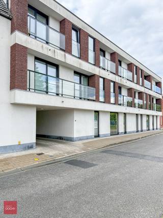 Instapklaar appartement met inkomhall, living met zuidgericht terras (screens), ingerichte keuken, berging, 2 slaapkamers (1 met balkon), badkamer. Mogelijkheid tot garagebox. Zonnepanelen voor de algemene delen.