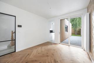 In een rustige straat, op wandelafstand van winkels, openbaar vervoer en het centrum, vinden we deze volledig gerenoveerde woning (2025). Met een bewoonbare oppervlakte van 126 m², visgraatparket in leefruimte en slaapkamers, een volledig uitgeruste keuken, zonnige stadstuin en terras, combineert dit huis gemak, gezelligheid en comfort.<br /><br />De woning telt twee ruime slaapkamers, met mogelijkheid tot een derde. De eerste verdieping beschikt over een slaapkamer met dressing en toegang tot een aangenaam terras. Op de tweede verdieping bevind zich de ruime master bedroom, dewelke opgesplitst kan worden tot twee slaapkamers.<br /><br />Dankzij alle voorzieningen zoals zonnepanelen, condensatieketel en domotica is dit een toekomstgerichte, energiezuinige woning met een EPC-label A.<br /><br />Troeven:<br />✔️ Asbestveilig<br />✔️ Elektriciteit conform<br />✔️ Laag KI<br />✔️ EPC A en zonnepanelen<br /><br />📩 Graag een bezoek inplannen? Contacteer ons voor een bezoek via 0492 83 88 19 of jarno@groepvanhaute.be