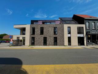 Ontdek dit exclusieve nieuwbouwproject in het centrum van Assenede, op de hoek van de Diederikstraat en de Kriekerijstraat. Dit kleinschalige project omvat vijf stijlvolle appartementen en twee moderne woningen, waarbij comfort, energiezuinigheid en een hoogwaardige afwerking centraal staan. Elke entiteit beschikt over een private parkeerplaats en bewoners kunnen gebruikmaken van een gemeenschappelijke fietsenberging. Bovendien krijgt u als koper nog de vrijheid om zowel de keuken als de badkamermeubels volledig naar eigen smaak samen te stellen, zodat uw nieuwe thuis perfect aansluit bij uw persoonlijke woonwensen.<br /><br />Dit royale hoekappartement op de eerste verdieping biedt een indrukwekkende bewoonbare oppervlakte van 150,81 m². Dankzij de hoekligging geniet de ruime leefruimte met open keuken van een uitzonderlijke lichtinval en een aangenaam ruimtelijk gevoel.<br /><br />Het appartement beschikt over 3 ruime slaapkamers, een praktische bergruimte aansluitend aan de keuken en een gezellig terras van 8,19 m² waar u heerlijk kunt genieten van het buitenleven.<br /><br />Het appartement is bereikbaar met de lift en combineert een doordachte indeling met een kwalitatieve afwerking.<br /><br />Meer info of een bezoek? Bel WIJSvastgoed +32 9 395 80 10 !