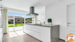 <p>MEISE – Landelijke woning met 3 loodsen op prachtig perceel van 91a50<br /><br />Welkom in het charmante Rossem, waar rust en ruimte nog écht vanzelfsprekend zijn. Deze statige woning bevindt zich op een uitzonderlijke locatie, volledig omringd door groen en zonder directe buren.<br /><br />Bij het betreden van de woning wordt u meteen verwelkomd in een bijzonder lichtrijke inkomhal, die een gevoel van ruimte en elegantie uitstraalt. Aanpalend bevindt zich een leefruimte met grote raampartijen die zicht geven op de tuin en het omliggende groen. De kwalitatief ingerichte keuken sluit hier perfect op aan. Verder beschikt het gelijkvloers over een praktische berging en een extra grote polyvalente ruimte die naar wens kan worden ingericht als bureau, hobbyruimte of zelfs een bijkomende slaapkamer. Bovendien is er ook nog een inpandige garage met plaats voor maar liefst twee wagens.<br />Op de verdieping vindt u een luxueuze badkamer die alle comfort biedt en drie ruime slaapkamers, met mogelijkheid om een vierde te creëren, afhankelijk van uw noden.<br /><br />Wat deze eigendom écht uniek maakt, zijn de drie loodsen die stuk voor stuk vlot toegankelijk zijn. De eerste loods is maar liefst 360m². Daarnaast is er een indrukwekkende tweede loods van circa 800m². De loods is momenteel opgedeeld met houten panelen maar deze worden verwijderd waardoor de volledige oppervlakte terug benut kan worden. Tot slot is er nog een open loods van 580 m², die zich uitstekend leent voor het stallen van dieren, voertuigen,...<br /><br />Aansluitend bevindt zich bovendien een weide en op slechts 250m afstand is er nog de mogelijkheid om een bijkomend perceel weide van maar liefst 81a aan te kopen. <br />Deze prachtige eigendom is momenteel vergund als zone eigen woning en combineert hoogwaardige afwerking met uitzonderlijke rust, ruimte.<br /><br />De vermelde prijs is een richtprijs. Na ontvangst van de biedingen zal de verkoper beslissen of hij/zij de eigendom verkoopt aan het beste bod. De richtprijs is aldus niet bindend voor de verkoper.</p>