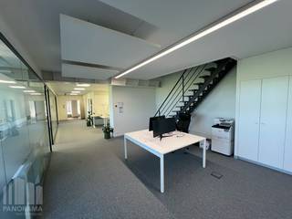 Instapklare kantoorruimte met een totale oppervlakte van<strong> 339 m²</strong> beschikbaar voor verhuur. Deze aantrekkelijke ruimte is uitstekend gelegen <strong>NAAST de E40</strong>, waardoor een snelle verbinding gegarandeerd is. Slechts 1 minuut rijden brengt u bij afrit 14 Sint-Denijs-Westrem. Ook met het openbaar vervoer is deze locatie vlot bereikbaar.<br /><br />De kantoorruimte bevindt zich op de<strong> tweede verdieping </strong>en is praktisch ingedeeld in twee aparte zones: een grotere ruimte van 237 m² en een compacte ruimte van 102 m². Deze indeling biedt flexibiliteit en is ideaal voor zowel grotere teams als meer individuele werkruimtes. Het kantoor beschikt over moderne faciliteiten, waaronder een landschapskantoor, een vergaderzaal, een afzonderlijk bureel en grote raampartijen.<br />Bovendien zijn er ruime parkeermogelijkheden beschikbaar bij het gebouw. Deze kantoorruimte is instapklaar en onmiddellijk beschikbaar.<br /><br />Heeft u interesse? Neem vandaag nog contact op met<strong> PANORAMA B2B GENT KANTOREN</strong> voor meer (technische) informatie, gedetailleerde plannen of om een vrijblijvend plaatsbezoek in te plannen via <strong>0477 44 39 30</strong>.