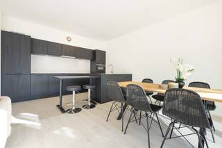 <p><span><strong>VILVORDE</strong></span> - Cet appartement 2 chambres du projet Waterzicht offre un cadre de vie unique au bord de l’eau, au sein du nouveau quartier 4 Fonteinen. Pensé pour répondre aux besoins des familles, il offre des volumes généreux, une distribution fonctionnelle et un cadre de vie agréable à proximité immédiate de Bruxelles.</p>
<p>Le séjour lumineux avec cuisine ouverte s’ouvre sur une terrasse privative, véritable prolongement de l’espace de vie. Les deux chambres sont bien proportionnées et permettent un aménagement flexible, complété par une salle de bains élégante et des équipements de qualité.</p>
<p>Grâce à son chauffage par le sol, son système de ventilation double flux et ses performances énergétiques élevées, l’appartement garantit un confort durable et des charges maîtrisées. Les espaces communs soignés, les jardins partagés et la proximité des transports renforcent l’attractivité du bien.</p>
<p>Selon les choix possibles, livré à l’acte ou avec la possibilité de personnaliser le bien en choisissant vos finitions, et vendu avec l’opportunité de bénéficier de la TVA à 6 %, cet appartement deux chambres représente une occasion rare de s’installer dans un quartier en plein développement, alliant qualité de vie et excellente accessibilité.<br />Les surfaces sont données à titre indicatif. Contactez-nous pour plus d’informations.</p>
