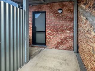 Vandaag nemen we je mee naar Steendorp, waar we dit prachtige BEN-nieuwbouwappartement terugvinden. Het appartement voldoet aan alle huidige normen en combineert modern wooncomfort met uitstekende energieprestaties. Met vloerverwarming, ventilatie type D, twee zonnepanelen en een EPC-label A geniet je hier van energiezuinig wonen.<br /><br />We betreden het appartement via de charmante trappenhal en komen vervolgens in de inkomhal terecht. Deze geeft rechtstreeks toegang tot de ruime en lichtrijke leefruimte, voorzien van grote raampartijen die zorgen voor een aangename hoeveelheid natuurlijk licht. Aansluitend bevindt zich de volledig uitgeruste open keuken.<br /><br />De hal geeft toegang tot de slaapkamer met dressing, een praktische berging, een apart toilet en een badkamer uitgerust met een inloopdouche en lavabo.<br /><br />Een absolute troef is het prachtige zicht op de Schelde. Zowel vanuit de leefruimte als vanuit de slaapkamer geniet je rechtstreeks van dit rustgevende uitzicht.<br /><br />Het appartement is beschikbaar vanaf 1 oktober.<br />De gemeenschappelijke kosten bedragen €60,00 per maand.<br /><br />Ben je op zoek naar een energiezuinig nieuwbouwappartement?<br />Contacteer ons gerust via bryann@julimmo.be of 0492 86 51 03.