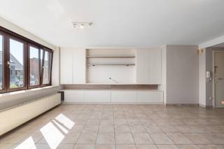 Bent u op zoek naar een instapklaar duplexappartement op een centrale ligging? Dan is dit appartement in het hart van Sleidinge zeker een bezoek waard.<br /><br />Dankzij de ligging in het dorpscentrum bevinden winkels, scholen, horeca en openbaar vervoer zich op wandelafstand. Bovendien bereikt u via de vlotte verbindingswegen snel Gent en Eeklo.<br /><br />Het appartement beschikt over een lichtrijke leefruimte met open, volledig uitgeruste keuken. Verder vindt u op de eerste verdieping een praktische berging, een eerste slaapkamer en een apart gastentoilet. Op de bovenverdieping bevinden zich een ruime slaapkamer en een verzorgde badkamer met ligbad, lavabo en toilet.<br /><br />In 2021 werd het appartement grondig vernieuwd met onder meer een nieuwe keuken, badkamermeubel, inbouwkasten en een volledige schilderbeurt. <br /><br />Een private garagebox, bereikbaar via de achterzijde van het gebouw, en een gemeenschappelijke fietsenberging vormen mooie extra troeven. De garagebox wordt mee verkocht voor een prijs van 19.000,00 euro.<br /><br />Bezoekmoment: dinsdag 25 augustus van 16u00 tot 18u00, mits het maken van een afspraak via 09 395 05 40 of verkoop@concept-home.be