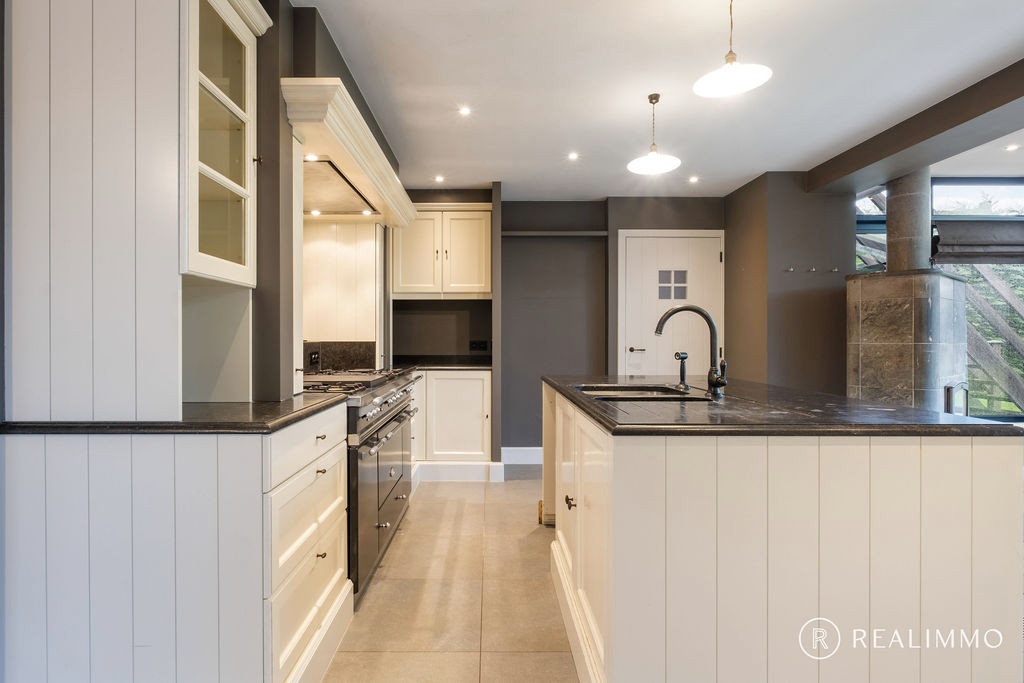 Villa surprenante sur 1.699 m² ! - photo 4