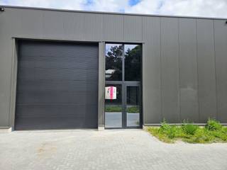 TE HUUR - KMO-unit van 350 m²Deze KMO-unit ligt in Tessenderlo-Ham aan de Ambachtsstraat 3 op vier minuten van de E313. De unit is...