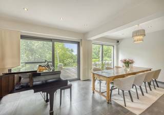 deze mooie, instapklare woning in open bebouwing bevindt zich in Hoksem, een deelgemeente van Hoegaarden. De woning biedt aangename, heldere en open leefruimtes en een inpandige garage op de leefverdieping, 3 kamers en 2 badkamers op de eerste verdieping, een kelderverdieping met o.a. atelier en wasruimte, en een zolderverdieping die desgewenst ook nog ingericht kan worden. De omheinde, aangelegde tuin rond de woning heeft een ruim zonneterras en een verwarmd zwembad.
Omvattende:
Leefverdieping: inkomhal, zit- en eetkamer, keuken, toiletruimte, garage
Eerste verdieping: nachthal, open bureauruimte, master bedroom met en-suite badkamer, 2 slaapkamers, badkamer, toiletruimte
Zolderverdieping: bergzolder
Kelderverdieping: hal, atelier, wasruimte, berging
Oprit, terras en tuin met zwembad: oprit, omheinde, aangelegde tuin met zonneterras en zwembad
Ligging: de woning bevindt zich in Hoksem, een landelijke deelgemeente van Hoegaarden. Het station van Tienen bevindt zich op 5 km en de aansluiting met de E40 op een 7-tal km.
De beschikbaarheid van deze woning is bij akte.
https://www.itimmo.be/bronstraat-27a-hoegaarden
