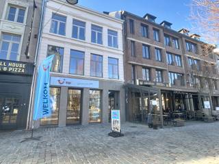 Dit prachtige nieuwbouwappartement met twee slaapkamers is gelegen op een absolute toplocatie, pal op de Grote Markt van Tienen!Dankzij deze centrale...