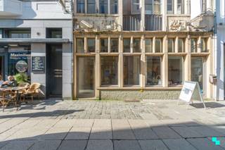 <p>Dit uniek handelspand met drie verdiepen is gelegen op een commerciële toplocatie en beschikt over een bruikbare vloeroppervlakte van ca. 82 m². De straat staat bekend om zijn vele winkels, boetieks, cafés en restaurants, waardoor het een populaire bestemming is voor zowel toeristen als lokale bewoners. Men kan er allerlei soorten winkels vinden, variërend van trendy boetieks tot traditionele ambachtelijke winkels. Indeling: handelsruimte met toegang tot de kelder. Op de eerste verdieping bevindt zich een kantoorruimte en apart toilet. De zolderverdieping is te bereiken met een vaste trap en beslaat de volledige oppervlakte van het gebouw. SI in aanvraag. Extra troeven: historische charme | commerciële locatie | bouwkundig erfgoed. Kyara (BIV 514 129) organiseert hiervoor een Bordes-bezoekdag, mits het maken van een afspraak. 09 277 02 53 | <span>www.bordes.be</span></p>