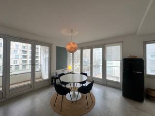 Cet appartement entièrement rénové d'une chambre offre un cadre de vie confortable dans un environnement lumineux et moderne. Le salon spacieux et lumineux s'ouvre sur une petite cuisine ouverte équipée d'un four, d'une plaque de cuisson et d'une hotte ; vous devez fournir vous-même un réfrigérateur et un congélateur. La chambre dispose d'une salle de bains attenante et il y a également un débarras pratique avec un raccordement pour une machine à laver. Les toilettes sont séparées. À l'extérieur, vous pouvez profiter d'une grande terrasse. Le bâtiment dispose d'un ascenseur, d'un local à poubelles et d'un local à vélos. L'appartement est disponible immédiatement à un loyer de 725 € par mois, majoré de 75 € d'avance pour les frais généraux.<br /> 