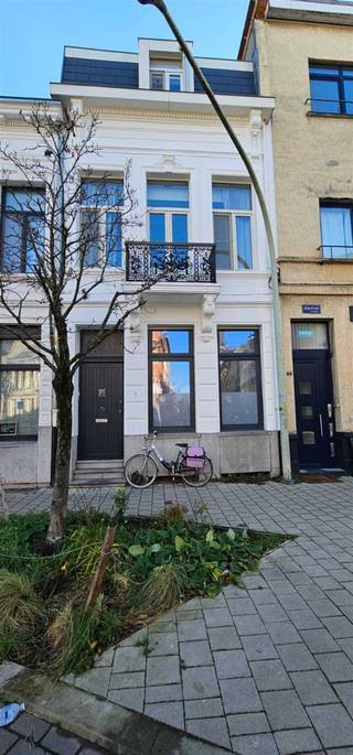 <p><span>Klassieke herenwoning op toplocatie in Zurenborg</span></p><p><span>Bent u op zoek naar een ruime en karaktervolle woning op een gegeerde locatie? Dan is deze klassieke herenwoning, gelegen op wandelafstand van de Dageraadplaats in Zurenborg, zeker een bezoek waard.</span></p><p><span>De woning heeft een bewoonbare oppervlakte van maar liefst 189 m² en is geschikt als eengezinswoning of voor cohousing.</span></p><p><span>Op het gelijkvloers beschikt de woning over een ruime inkomhal, een salon/living, een praktische berging/wasplaats, een badkamer en een aangename buitenruimte.</span></p><p><span>Op de tussenverdieping bevindt zich een volledig uitgeruste keuken.</span></p><p><span>De eerste verdieping is momenteel ingericht als salon/bureau met een slaaphoek.</span></p><p><span>Op de tweede verdieping bevinden zich nog twee ruime slaapkamers.</span></p><p><span>De woning combineert karaktervolle elementen met hedendaags comfort. Zo zijn de vensters voorzien van hoogrendementsbeglazing.</span></p><h3><span>Ligging</span></h3><p><span>De woning bevindt zich op een toplocatie in Zurenborg, op wandelafstand van de gezellige Dageraadplaats. Dankzij de centrale ligging zijn winkels, horeca, openbaar vervoer en belangrijke invalswegen vlot bereikbaar. Ook het centrum van Antwerpen is gemakkelijk bereikbaar.</span></p><h3><span>Troeven</span></h3><ul><li><span>Klassieke en karaktervolle herenwoning</span></li><li><span>Toplocatie in Zurenborg</span></li><li><span>Op wandelafstand van de Dageraadplaats</span></li><li><span>Bewoonbare oppervlakte van 189 m²</span></li><li><span>Geschikt als eengezinswoning of voor cohousing</span></li><li><span>2 ruime slaapkamers</span></li><li><span>Volledig uitgeruste keuken</span></li><li><span>Badkamer</span></li><li><span>Berging/wasplaats</span></li><li><span>Aangename buitenruimte</span></li><li><span>Salon/living</span></li><li><span>Salon/bureau met slaaphoek</span></li><li><span>Hoogrendementsbeglazing</span></li></ul><p><span>S</span></p><p><span>Interesse? Contacteer Vastgoed 4YOU voor meer informatie of een bezoek ter plaatse.</span></p>