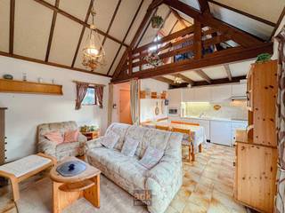 Deze verzorgde vakantiewoning, gelegen in het groene residentiële domein Duinendaele, combineert moeiteloos ontspanning met solide...