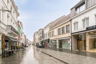 Handelspand van ca. 300 m² te huur in het hartje Kortrijk. Het pand is gelegen in de Voorstraat, de winkelstraat in Kortrijk.Het pand beschikt...