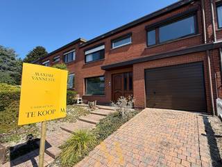 IIn een rustige straat nabij het centrum van Deerlijk vindt u deze bijzonder ruime woning die tal van mogelijkheden biedt voor wie comfortabel wil wonen met voldoende plaats voor het hele gezin. Bovendien geniet u hier van een vlotte verbinding naar de E17, ideaal voor woon-werkverkeer.<br /><br />Bij het binnenkomen valt meteen de ruime en lichtrijke leefruimte op. De grote raampartijen zorgen voor een aangename lichtinval en creëren een open, luchtige sfeer. De leefruimte sluit mooi aan op het terras en de zonnige tuin, waardoor binnen en buiten naadloos in elkaar overlopen – perfect om te ontspannen of gasten te ontvangen.  Een extra troef is de grote inpandige garage, die niet alleen plaats biedt voor een wagen maar ook voorzien is van een praktische wasruimte en extra bergruimte. Daarnaast beschikt de woning over een oprit met bijkomende parkeergelegenheid vooraan.<br /><br />Op de bovenverdieping bevinden zich vier volwaardige slaapkamers, elk met comfortabele afmetingen. Dit maakt de woning uitermate geschikt voor een gezin, maar biedt ook tal van mogelijkheden zoals een thuisbureau, hobbyruimte of logeerkamer. Eén van de kamers is uitgerust met ingebouwde kasten. De recent vernieuwde badkamer is praktisch ingericht met een inloopdouche, lavabo en toilet.<br /><br />Deze woning combineert ruimte, functionaliteit en potentieel op een rustige maar centrale locatie.<br /><br />Troeven van deze woning:
<ul>
	<li>Vier volwaardige slaapkamers</li>
	<li>Tal van mogelijkheden (bureau, hobbyruimte, logeerkamer)</li>
	<li>Grote inpandige garage met wasplaats en berging</li>
	<li>Oprit met extra parkeergelegenheid</li>
	<li>Zonnige tuin</li>
	<li>Conforme elektriciteit</li>
	<li>Rustige ligging vlak bij het centrum van Deerlijk</li>
	<li>Vlotte verbinding naar de E17</li>
</ul>
📞 Interesse of een bezoek plannen?<br />0498 44 78 00 of info@maximevanneste.be