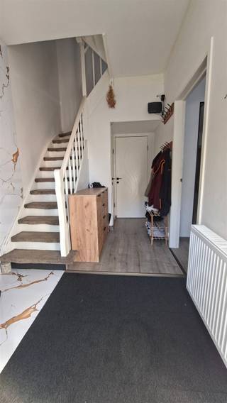 <p><span>Nabij winkels, scholen en op korte wandelafstand van het Runcvoortpark en park Rozendaal, met hier tal van recreatie mogelijkheden, bieden wij u deze gerenoveerde, ruime en prima onderhouden EGW.</span></p><p><span>De woning is gelegen op een zuidwestelijk georiënteerd perceel van ca. 215m² en beschikt over een mooie bewoonbare oppervlakte van om en bij 180m² met een uitstekende indeling:</span></p><p><span>Zo bevindt zich op gelijkvloers een grote woonkamer bestaande uit 3 doorlopende plaatsen en aansluitend een volledig ingerichte en luxueus afgewerkte leefkeuken; de polyvalente veranda verleent doorgang naar de tuin.</span></p><p><span>Op de bovenverdiepingen zijn er 4 grote, evenwaardige slaapkamers als ook een 5de babykamer of bureau kamer. Op elke verdieping is er sanitair voorzien en verder beschikt deze ideale gezinswoning ook over 3 toiletten.</span></p><p><span>De kelder en tuinberging bieden extra bergplaats en de wagen kan je steeds parkeren voor de woning.</span></p><p><span>Verder is er voldoende aandacht besteed aan energiezuinig wonen onder meer door HR glas, de goed geïsoleerde daken en de condensatie ketel op gas.</span></p><p><span>Interesse, Boek dan snel een afspraak en kom zeker niet TE LAET!</span></p>