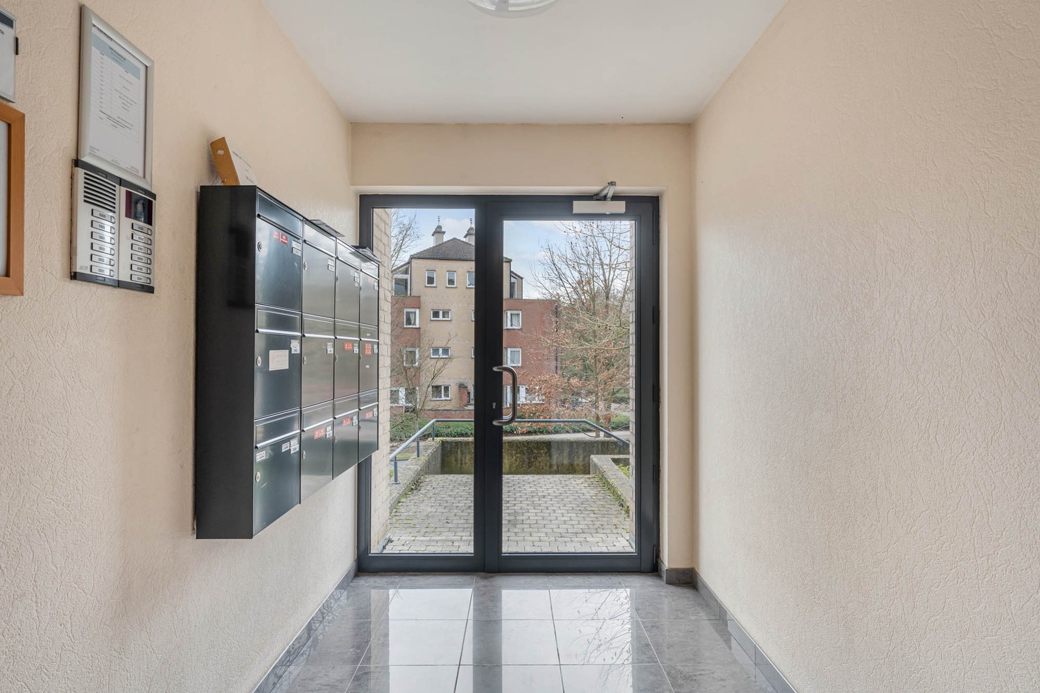 Gelijkvloers en energiezuinig appartement met 2 slaapkamers, een tuin en een autostaanplaats nabij het UZ Gasthuisberg te centrum Leuven! - photo 2