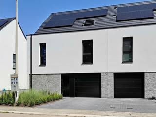 Energieneutrale (E-peil = - 9!) nieuwbouwwoning op een perceel van 323 m² is gelegen in een nieuwe straat zonder doorgaand verkeer.  Deze halfopen bebouwing op lot 6 beschikt over een ruime woonkamer met ingerichte eilandkeuken en zicht op de omheinde tuin. Er is een inpandige garage met automatische sectionaalpoort en en aparte wasplaats.Op de bovenverdieping zijn 3 volwaardige slaapkamers met ruime badkamer met bad én douche, apart toilet en berging. Vaste trap naar een grote zolderkamer welke kan ingericht worden naar een 4de of zelfs 5de slpk en zelfs extra badkamer.<br /><br />De chape en veluxen zijn reeds mee voorzien in de prijs. De interieurafwerking van je huis gebeurt volledig volgens je persoonlijke wensen. Reken hiervoor op begeleiding en expertise van ons interieurteam en partners. Bespaar fors op je energiefactuur, dankzij het doorgedreven isolatiepakket, warmtepomp met vloerverwarming ( + koeling) , ventilatiesysteem D en uitgebreid pakket zonnepanelen ( 7290 wp! ). Samen met de regenwaterput van 10.000L voldoet deze woning dus aan alle normen voor de toekomst! <br />Werken zijn gestart.<br /><br />De prijs is excl. btw en kosten. Bij Durabrik ben je zeker van een vaste prijs.<br />Download de brochure op https://durabrik.immo/evergem<br /><br />Heb je vragen? Contacteer ons dan via 09/280 60 60 of via info@durabrik.be<br /><br />*Afbeeldingen en oppervlaktes zijn indicatief. Voortuin lot 6 AI gegenereerd.