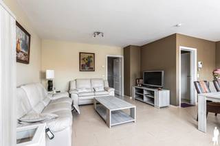 <strong>Twee-slaapkamerappartement met terras en garagebox op rustige locatie in Schilde</strong><br /><br /><strong>Op een aangename en rustige locatie in Schilde, met winkels, scholen, openbaar vervoer en belangrijke invalswegen binnen handbereik, bevindt zich dit verzorgde appartement op de eerste verdieping. Dankzij de praktische indeling, het ruime terras en de aparte garagebox vormt dit een ideale woonst voor wie op zoek is naar comfort en een centrale ligging.</strong><br /><br /><strong>Indeling: </strong><br />- een <strong>inkomhal</strong>;<br />- een lichtrijke <strong>leefruimte </strong>met een aangename woon- en eetkamer;<br />- een verzorgde <strong>keuken </strong>voorzien van diverse inbouwtoestellen;<br />- een praktische <strong>provisieberging </strong>aansluitend aan de keuken;<br />- een <strong>nachthal</strong>;<br />- een <strong>wasplaats </strong>met spoelbak en aansluiting voor wasapparatuur;<br />- een <strong>badkamer </strong>uitgerust met een dubbel lavabomeubel, <strong>ligbad</strong> en <strong>douchecabine</strong>;<br />- een apart <strong>gastentoilet </strong>met handenwasser;<br />- een ruime <strong>hoofdslaapkamer </strong>(ca. 15m²)<strong> </strong>met <strong>rechtstreekse toegang tot het terras</strong>;<br />- een<strong> tweede slaapkamer </strong>(ca. 6 m²)<br /><br /><strong>Terras:</strong><br />- een ruim <strong>terras </strong>van ca. 16 m²;<br />- bereikbaar vanuit de hoofdslaapkamer;<br />- een aangename buitenruimte om in alle <strong>rust </strong>te genieten.<br /><br /><strong>Algemeen:</strong><br />- appartement gelegen op de <strong>eerste verdieping</strong>;<br />- gebouw voorzien van een <strong>lift</strong>;<br />- <strong>aparte garagebox </strong>inbegrepen;<br />- verwarming op aardgas via radiatoren;<br />- manuele <strong>rolluiken aan de slaapkamers</strong>;<br />- <strong>gunstige</strong> <strong>ligging </strong>nabij winkels, horeca, scholen, openbaar vervoer en verbindingswegen<br /><strong>- lage onkosten: € 50/maand (forfaitaire kosten)</strong><br /><strong>- onmiddellijk beschikbaar</strong>