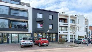 <div>
<article>
<div>
<div>
<div>
<div>
<div>
<div>
<p>Dit gezellige appartement in het centrum van Zolder biedt een ideale combinatie van comfort, ligging en praktische indeling. Met twee volwaardige slaapkamers is het perfect voor een koppel, of klein gezin. De slaapkamers zijn afgewerkt met een warme, houten vloer die zorgt voor een huiselijke sfeer, terwijl de leefruimtes voorzien zijn van onderhoudsvriendelijke tegels.</p>
<p>De lichtrijke leefruimte sluit mooi aan op de volledig geïnstalleerde keuken, waar je alle nodige toestellen vindt om vlot te koken en te genieten. Aan de voorkant van het appartement bevindt zich een balkon, ideaal om even buiten te zitten en de omgeving te beleven, terwijl je aan de achterkant kan ontspannen op het rustige terras.</p>
<p>De badkamer wordt binnenkort vernieuwd waarbij het bad plaatsmaakt voor een moderne douche, wat extra comfort en gebruiksgemak biedt. Daarnaast beschikt het appartement over een handige kelderberging, perfect voor extra opslagruimte.</p>
<p>De ligging is een absolute troef: je woont hier in een aangename en levendige buurt, op wandelafstand van scholen, sportcentra, horeca en openbaar vervoer. Bovendien is het appartement centraal gelegen tussen Zonhoven, Houthalen en Beringen, wat zorgt voor een vlotte bereikbaarheid. Aan de overkant van het gebouw bevindt zich een openbare parking, wat het parkeren bijzonder eenvoudig maakt.</p>
<p>Enkele belangrijke pluspunten op een rij:</p>
<ul>
<li>
<p>centrale ligging in Zolder met goede verbindingen</p>
</li>
<li>
<p>twee slaapkamers met warme houten vloer</p>
</li>
<li>
<p>terras aan de achterkant en balkon aan de voorkant</p>
</li>
<li>
<p>volledig uitgeruste keuken</p>
</li>
<li>
<p>vernieuwde badkamer met moderne douche</p>
</li>
<li>
<p>extra bergruimte dankzij kelder</p>
</li>
<li>
<p>nabij scholen, sportfaciliteiten, winkels en horeca</p>
</li>
<li>
<p>openbare parking vlak voor de deur</p>
</li>
</ul>
<p>Kortom, een instapklaar appartement met veel troeven, ideaal voor wie comfortabel en centraal wil wonen.</p>
</div>
</div>
</div>
</div>
<div></div>
</div>
</div>
</article>
</div>
<div></div>