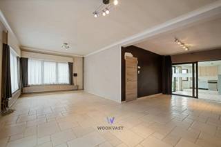 Deze charmante halfopen bebouwing biedt 195 m² bewoonbare oppervlakte op een perceel van 552 m² en is ideaal voor gezinnen of handige kopers die een woning volledig naar eigen smaak willen renoveren. De woning beschikt momenteel over 3 slaapkamers, met de mogelijkheid om een 4e grote slaapkamer op zolder te creëren.<br /><br />De ruime tuin, oprit en garage maken dit pand zeer praktisch. Dankzij de EPC E is er renovatieverplichting, maar dit geeft u de kans om een woning volledig naar uw wensen in te richten. Tal van mogelijkheden aanwezig voor uitbreiding of herinrichting van de ruimtes.<br /><br />Ligging: rustig gelegen in Heikant-Zele, met vlotte verbinding naar lokale scholen, winkels en openbaar vervoer.<br /><br />Kortom: een woning met veel potentieel voor gezinnen of investeerders die willen bouwen aan hun droomhuis in een groene, centrale omgeving.<br /><br />Interesse? Contacteer Senne via 0499 47 10 68 of via senne@woonvast.be