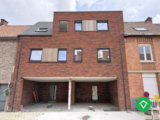 Deze woning is gelegen op een uiterst centrale ligging in het centrum van Roeselare, kortbij de Spil, de winkelstraat, de ring en nog veel meer!De...