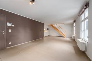 <p>Instapklaar appartement in het centrum van Puurs-Sint-Amands, vlak bij openbaar vervoer en het treinstation.</p>

<p>Dit energiezuinig appartement met EPC B combineert comfortabel wonen met een centrale ligging in Puurs-Sint-Amands. Het appartement werd gebouwd in 2010 en biedt een praktische indeling met ruime leefruimtes en twee slaapkamers. De volledig ingebouwde keuken sluit mooi aan op de lichtrijke living, wat zorgt voor een aangename woonomgeving. Achteraan het gebouw is er bovendien de mogelijkheid om te parkeren op vier plaatsen, een absolute meerwaarde in het centrum. Dankzij de instapklare afwerking kan je hier meteen comfortabel wonen.</p>

<p> </p>

<p>Belangrijkste ruimtes:<br />• Ruime living (25 m²) met aangename lichtinval<br />• Volledig ingebouwde keuken (15 m²)<br />• Inkomhal (17 m²) met vlotte circulatie<br />• Badkamer (5 m²) met ligbad, toilet en wastafel in meubel<br />• Berging (4 m²) met technische ruimte<br />• Slaapkamer (9 m²)<br />• Ruime zolder slaapkamer (30 m²) nog vrij in te richten</p>

<p>Troeven:<br />• Instapklaar appartement gebouwd in 2010<br />• Mogelijkheid om achteraan te parkeren op 4 plaatsen<br />• Energiezuinig wonen met EPC B</p>

<p> </p>

<p>Neem vandaag nog contact op met je ERA-makelaar voor een bezoek.</p>

<p>JOUW DROOMAPPARTEMENT. ZO GEVONDEN!</p>