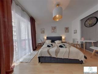 Évadez-vous à la côte avec ce studio prêt à emménager situé au 56 Distellaan à Westende, à quelques mètres seulement de la digue rénovée. Idéal comme résidence de vacances, ce charmant studio offre confort, tranquillité et proximité de la mer. Laissez-vous surprendre par son emplacement idéal et profitez de chaque séjour en toute insouciance!